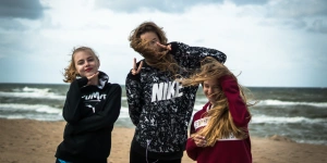 Wspólny spacer brzegiem morza Vogue Travel