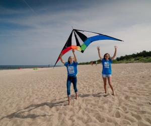 Puszczanie latawca nad morzem Vogue Travel