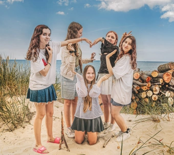 Dziewczyny tańczą obóz k-pop Vogue Travel